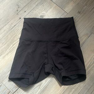 lululemon 4’ black wunder under bikini shorts